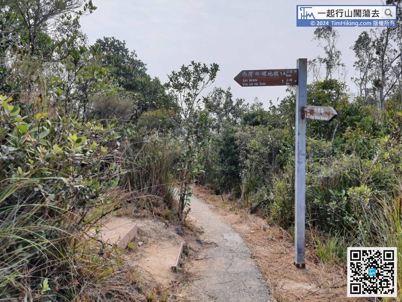 Walking for about 10 minutes, come to an important bifurcation, go straight is the way to Chui Tung Au,