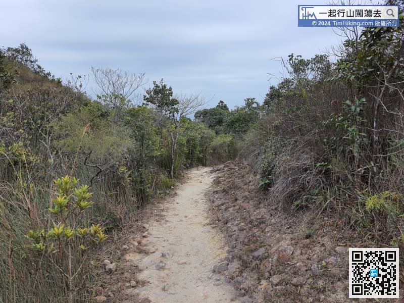 After returning to the Luk Wu Country Trail, keep to the left,
