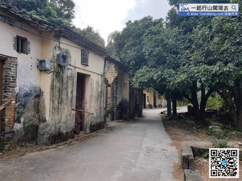 Leaving direction is the left-hand side, pass the store and arrive at the abandoned village of Chek Keng.