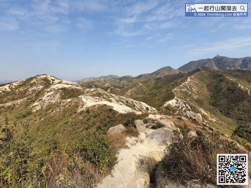 The sense of direction is very important in Castle Peak Hinterland, must be clear to know the planning route going to take. The right back is Castle Peak, and the road on the right is towards Shek Kwu Shan.
