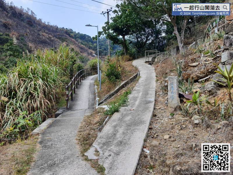 When coming to the bifurcation of Yiu Dau Ping, going left is to Grassy Hill via Ngau Wu Tok,