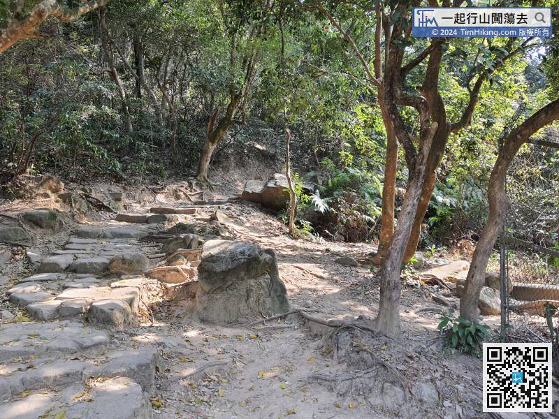 The head path is Kin Lung Ancient Trail, right turn is Kau Sha Ancient Trail, Imperial Concubine Path also the right-hand side.