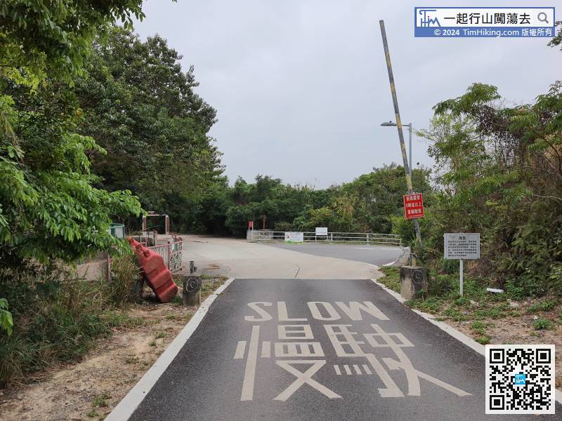 After visiting Wo Keng Shan Giant Trees, it is easier to walk back on the coming road. There are more garbage trucks on Wo Keng Shan Road. The narrow roads are fast and smelly, so it is not recommended.