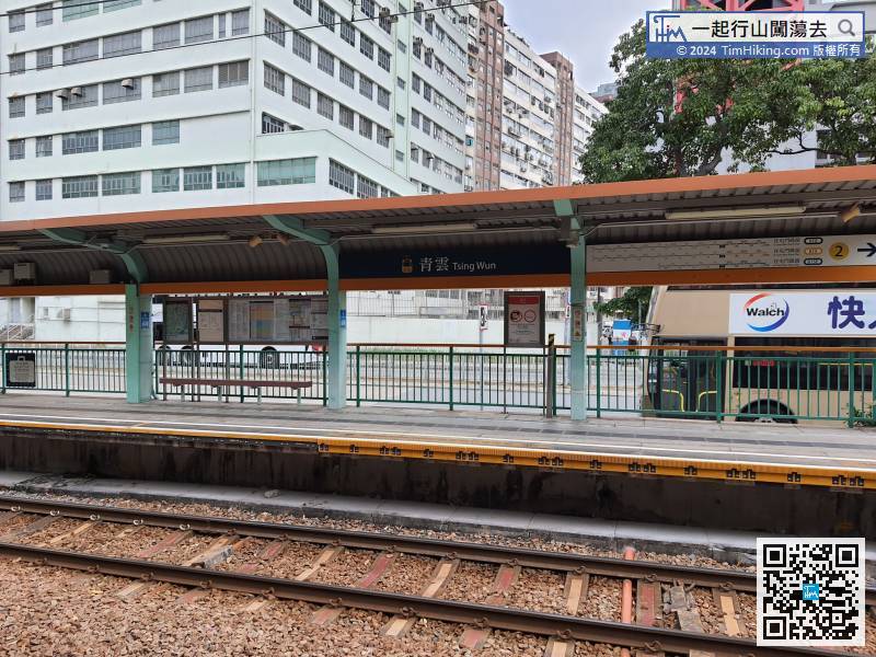 前往青山寺，可乘搭轻铁到青云站下车，或者由屯门站直接行过去。