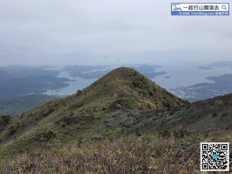 於Wan Kuk Shan山頂的景觀不是最靚的，在旁有小山丘阻擋，也看不到彎曲的山脊。The view on the top of Wan Kuk Shan is not the most beautiful. There are small hills next to it, and no curved ridges can be seen.