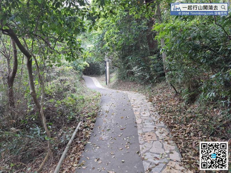 Enter the Ng Tung Stream Path, also known as Man Tak Path below Man Tak Yuen. 