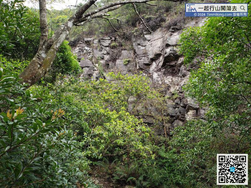 穿过屏南石涧后，沿梯级继续上，可看到屏南石涧旁的峭壁。