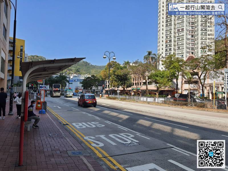 The starting point is Sham Tseng. There are many buses and minibuses passing by. You can choose the one that is suitable for you.