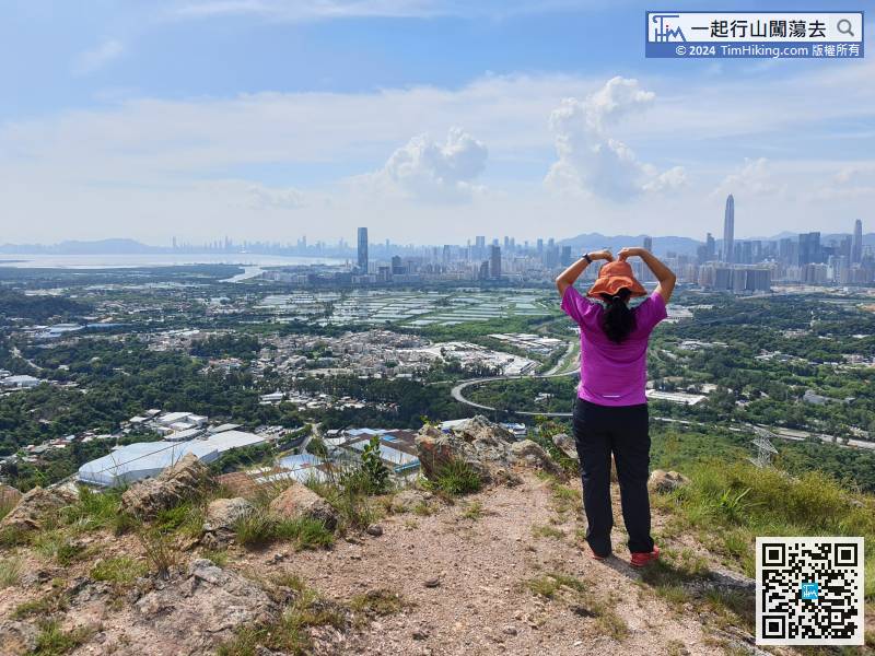 At the top of Ki Lun West Cliff, can first go to the left to take a look at the fish pond landscape, and the other side is Shenzhen.