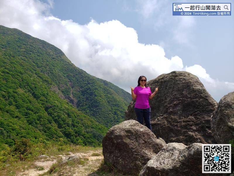 It takes less than 10 minutes to go up to the top of Muk Yue Shan. The top is not marked, only a few boulders.