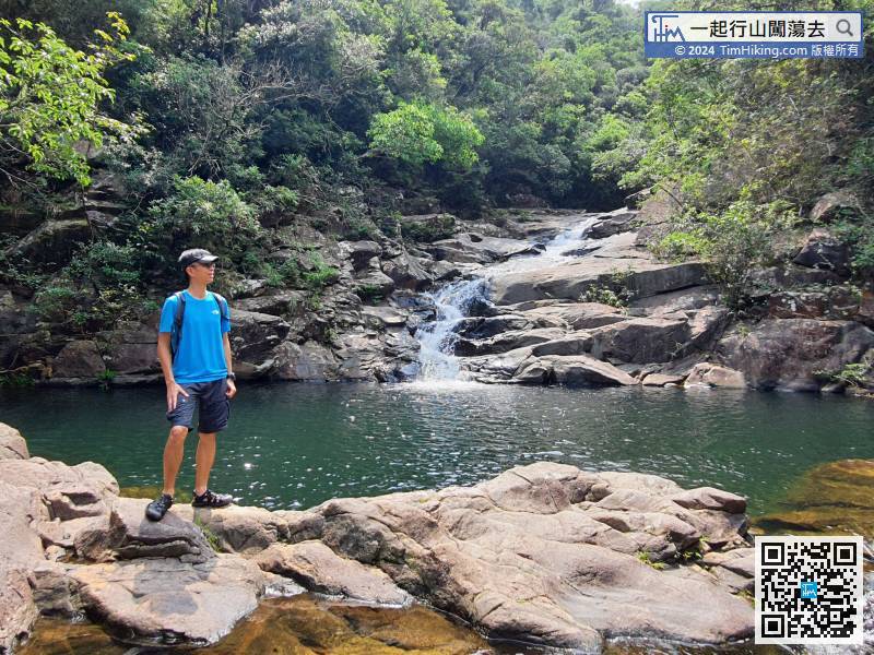 Shortly after walking in Jiu Sze Stream, will see a big water pool named Sheung Pik Pool,