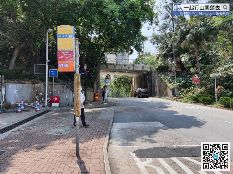 Starting from Wong Nai Chung Gap, you can take bus 6 from Central or bus 41A at North Point, and get off at Wong Nai Chung Gap Reservoir Park. After getting off, it is beside a petrol station.