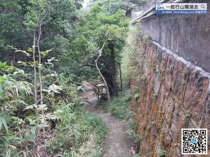 After entering the P8 Trail, there is a retaining wall on the right,