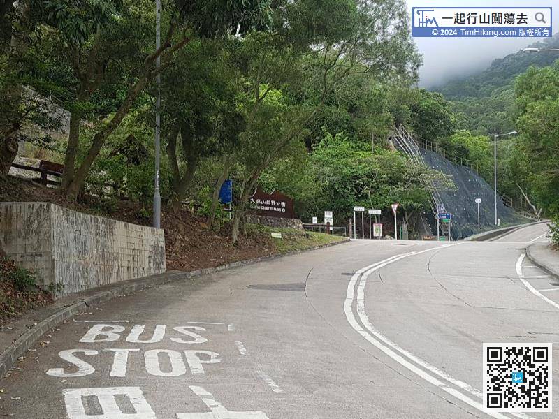 The nearest transport of the starting point is at Shek Pik. You can take Lantau Bus 11 or 23 from Tung Chung and get off at Sha Tsui bus stop.
