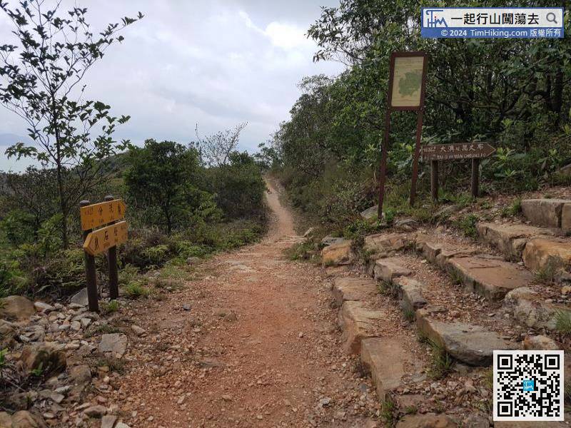 The coming mountain trail is no longer a concrete road. The signs are still very clear. Just follow the direction to Fan Lau.