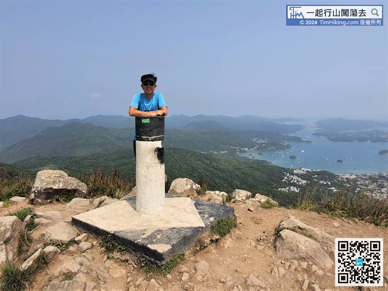 After a minute, arrived Pyramid Hill, the scenery is very vast,