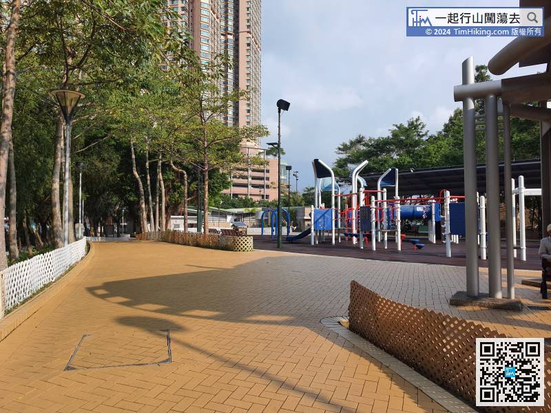 After getting off the bus, go to the Siu Sai Wan Waterfront Playground near the shore,