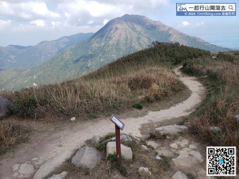 In the next distance post L022, there is a barren trail on the left, which is Pak Fung Cheung Ridge, which can go straight to Shek Mun Kap via Pak Fung Cheung.
