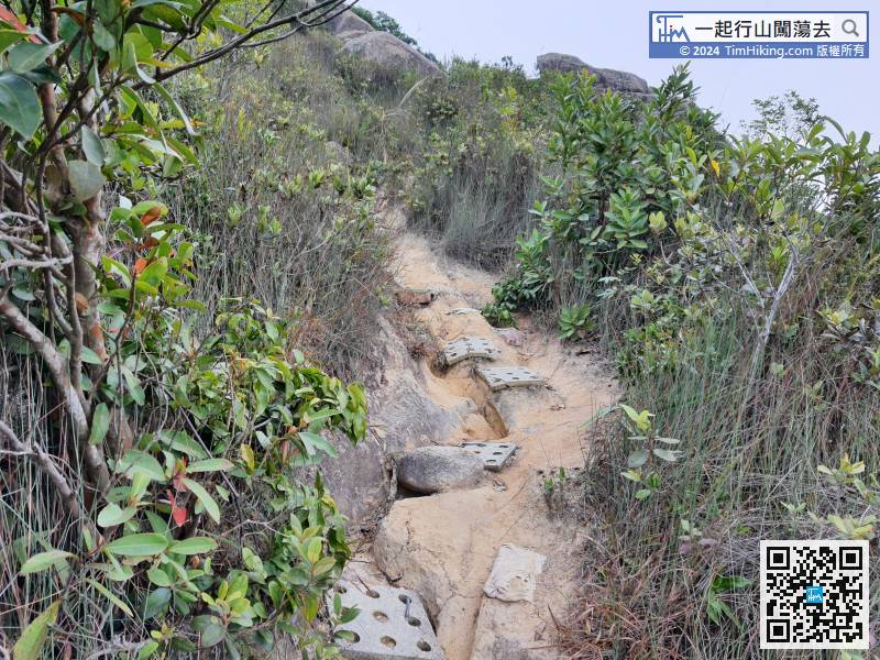 There are anti-skid steps near the top of the mountain. Although it is very rugged, it is very easy to walk.