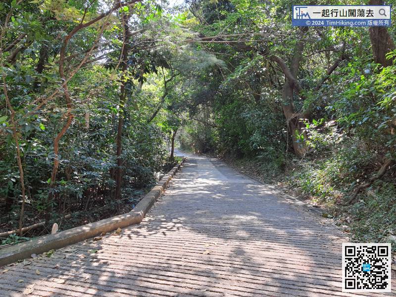 After arriving at the Tung O Ancient Trail, turn left toward Tai O. Hikers can also choose to leave in the direction of Tung Chung, which is about 9km.