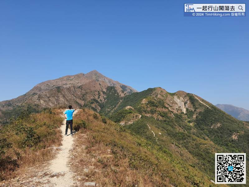 Walk towards the top of Chung Kau Nga Ridge, which is on the left-hand side of Tiger Roar Rock River.