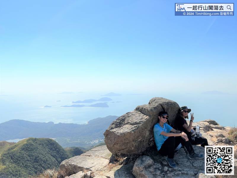 After climbing Sai Kau Nga Ridge, hikers may as well take a break under the boulder and wait for the teammates.