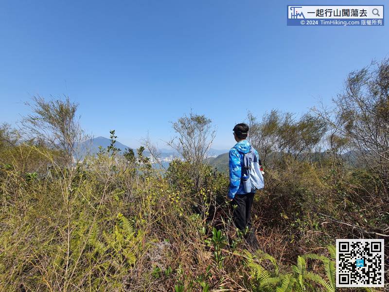In an instance, come to Ng To Leng, but there are many tall trees around, and the view is not wide.