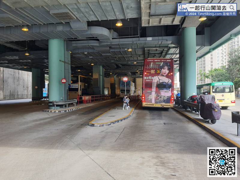 First, take a bus or minibus to Tsz Wan Shan Tsz Oi Court, which is Tsz Wan Shan (North) bus terminal.