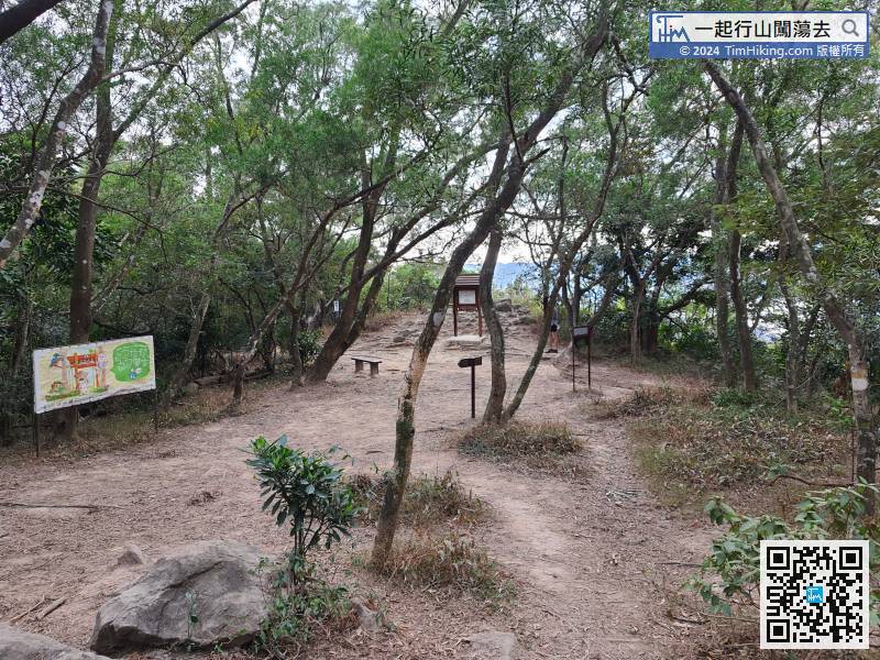 When arriving at the bottom of slope, it will join High Junk Peak Country Trail, turn left to return to the Tai Au Mun roundabout,