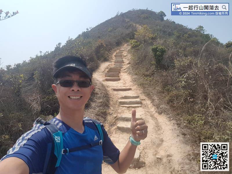 After a short break, go down the mountain from the other end. The road down the mountain are all steps, and there is no flat trail at all.