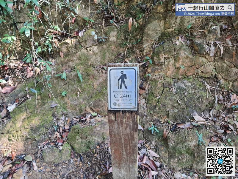 As other Country Trails, hikers will see a distance post every 500 meters. The first distance post number is C2401.