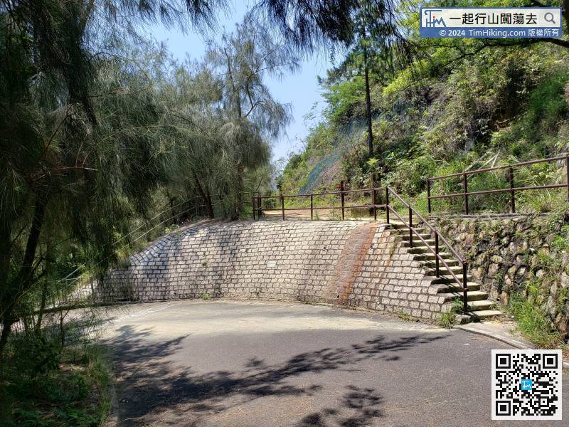 After viewing the Wong Nai Chung Reservoir, turn back to the turning stairs