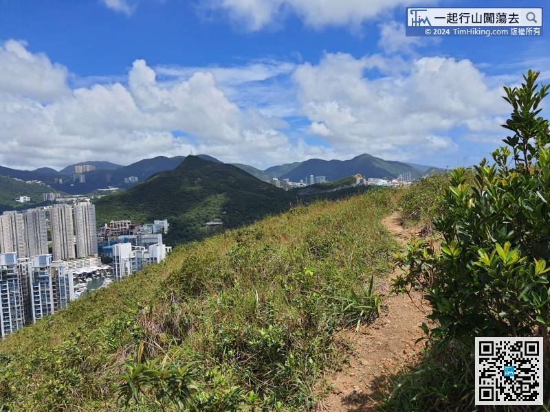 After reaching the top, pay attention to the trail on the left. Hikers who do not edge climbing are better to downhill there. The slope of this trail is smaller, and it is not recommended to go down from the middle.