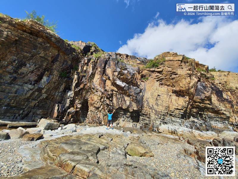 面前的筆直的崖壁The straight cliff in front is majestic, a bit like Lei Yue Mun Quarry.