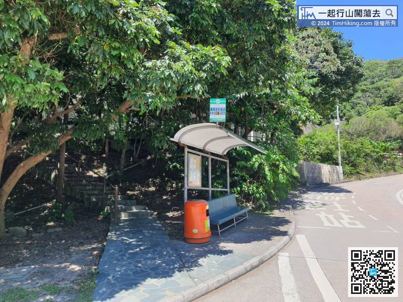 First, take Lantau Bus No.11 or 23 at Tung Chung and get off at Sha Tsui bus stop.