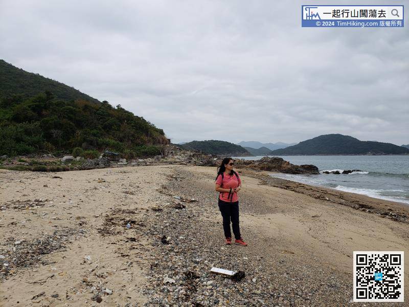 Pak Shui Wun Beach has a lot of gravel and a small amount of rubbish.