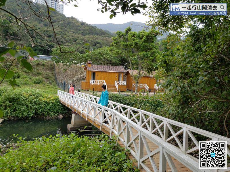 白色木桥是一个非常靓的拍摄景点，有很浓厚的乡村风情。