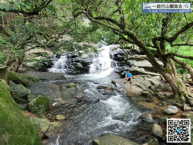 这里是莲苑台瀑布的下游，溪水沿石涧汹涌倾流，仿佛出现两条瀑布，非常秀丽。