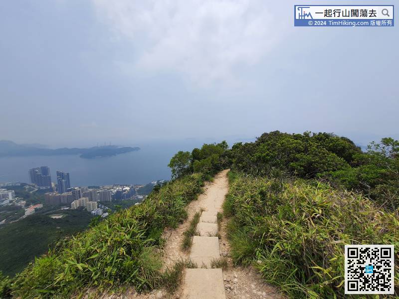The mountain trail near the top of the mountain is relatively flat,