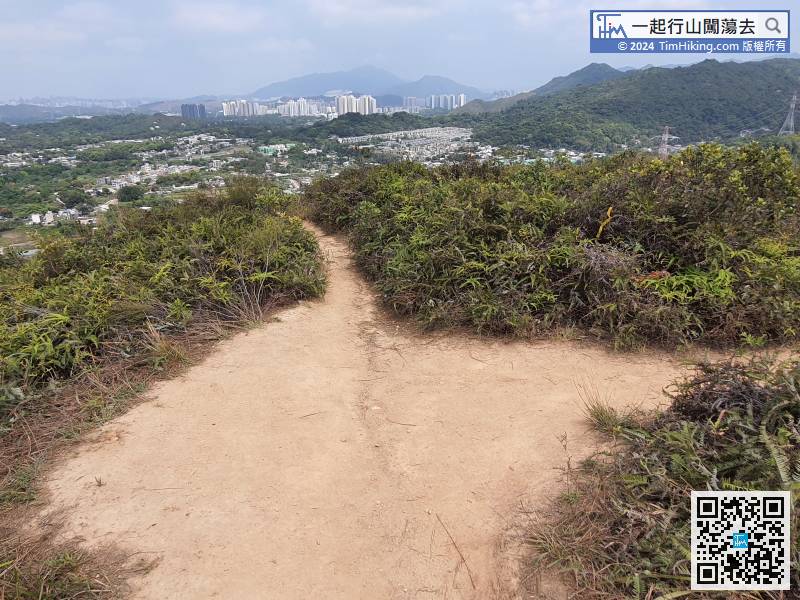 When coming to a big bifurcation, the forward path is to Tsiu Keng.