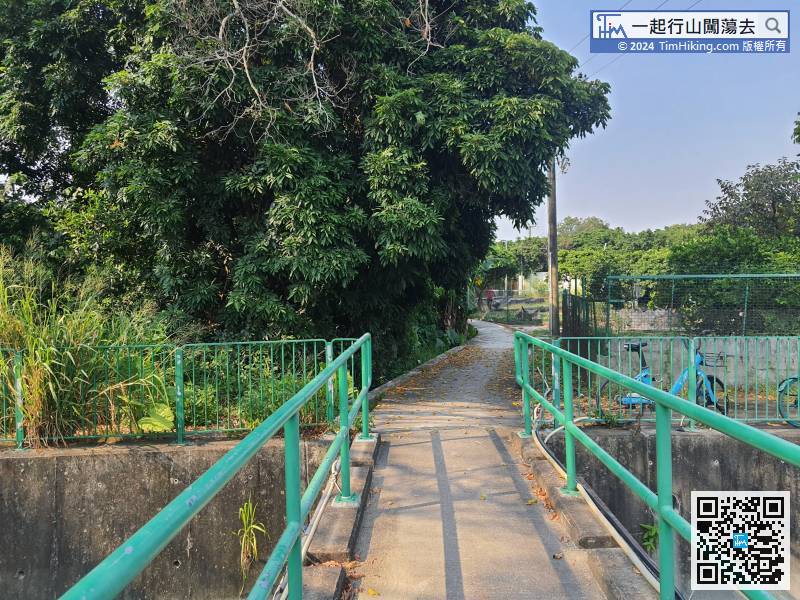 After crossing the concrete bridge, enter Ha Pak Nai's farmhouse.