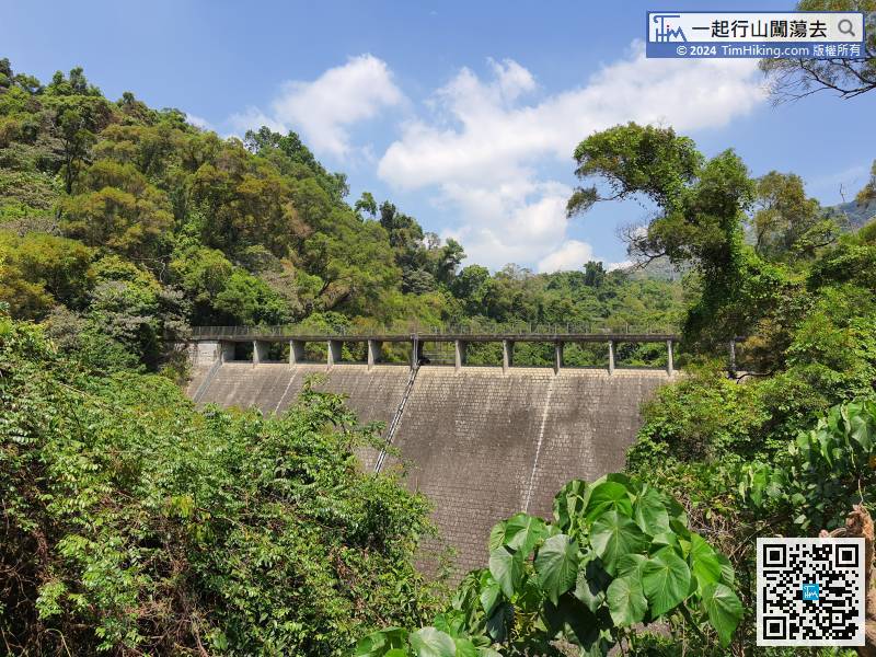 Walk through the intersection of Ho Pui Campsite for about half an hour, and you will see the dam at Tsing Tam Lower Reservoir.