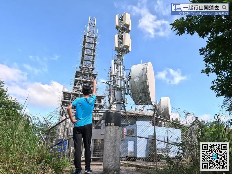 九龙坑山山顶有大型数字电视广播发射站，也有标高柱，高海拔440米。