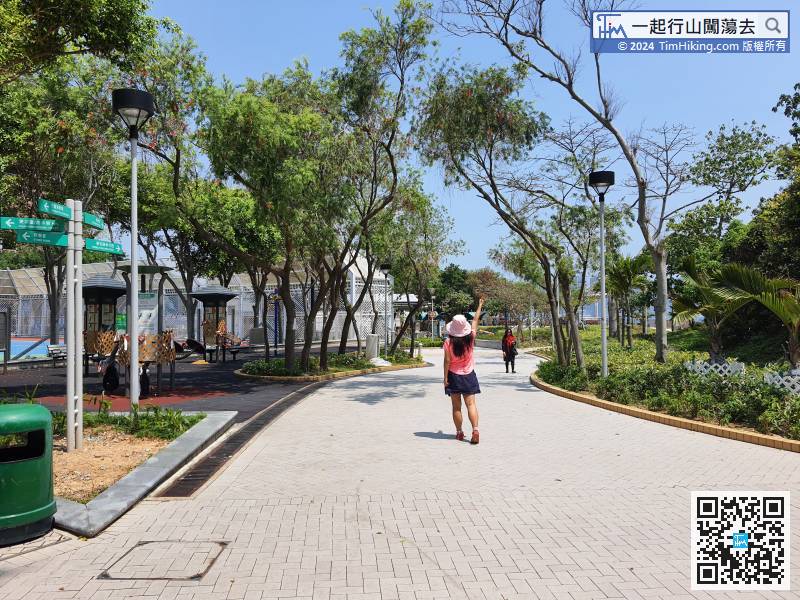 First Section 1, start from Siu Sai Wan, the starting point is at the Siu Sai Wan Promenade, which is the entrance of Leaping Dragon Walk.