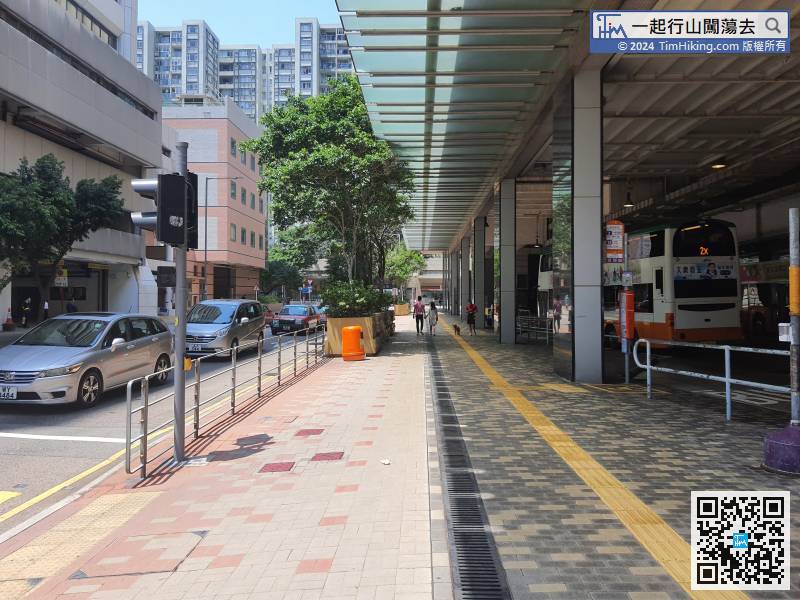 After about 10 minutes, will pass the Grand Promenade Bus Terminus, then turn right onto Tai Hong Street,