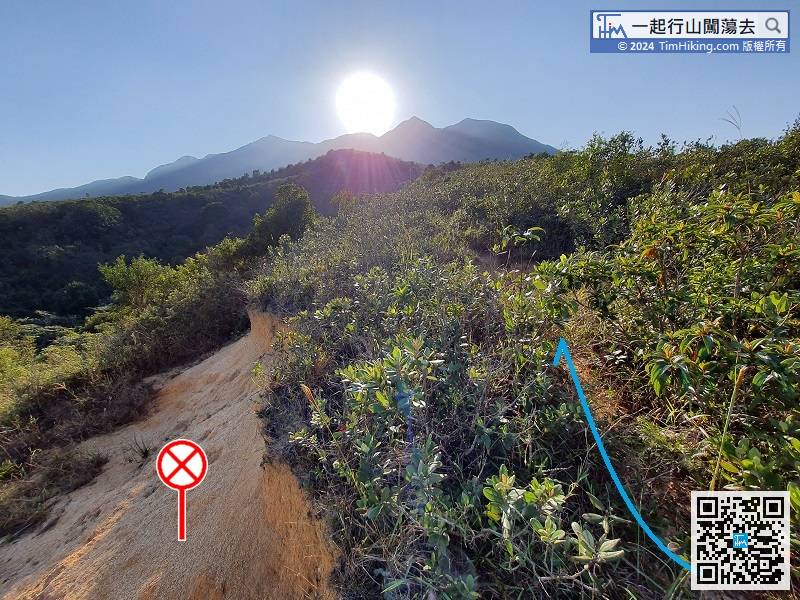 Pay attention to the collapsed location on the left, do not approach, lean on the barren trail on the right,