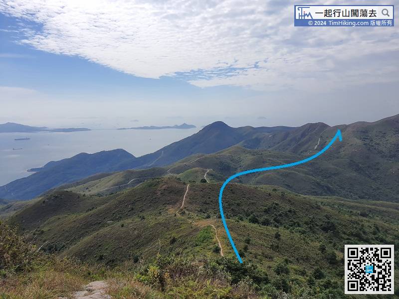 After that, it is the way down the mountain. The most obvious ridge in front is the route to be taken. 