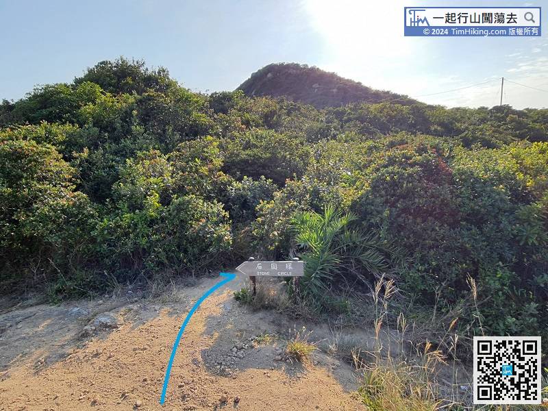 When falling to an intersection, will see a small mountain trail in front, and will see many electric poles in the far right. Hikers will find the barren trail to Fan Lau Lighthouse behind the sign.