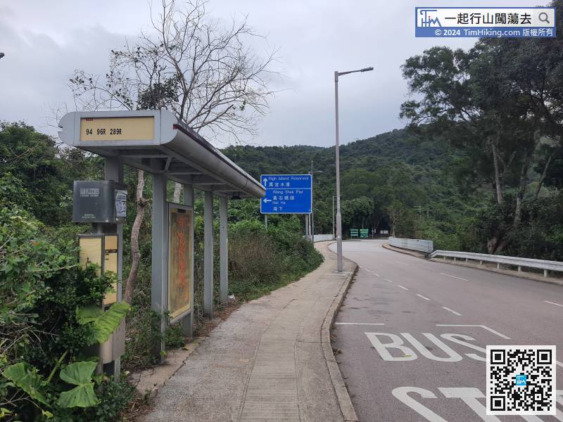 First of all, take a bus to High Island Reservoir. Of course, a taxi is the most convenient and nearest. You can go directly to the entrance of the Man Yee Au mountain trail and get off. There are 94/96/289R bus options.