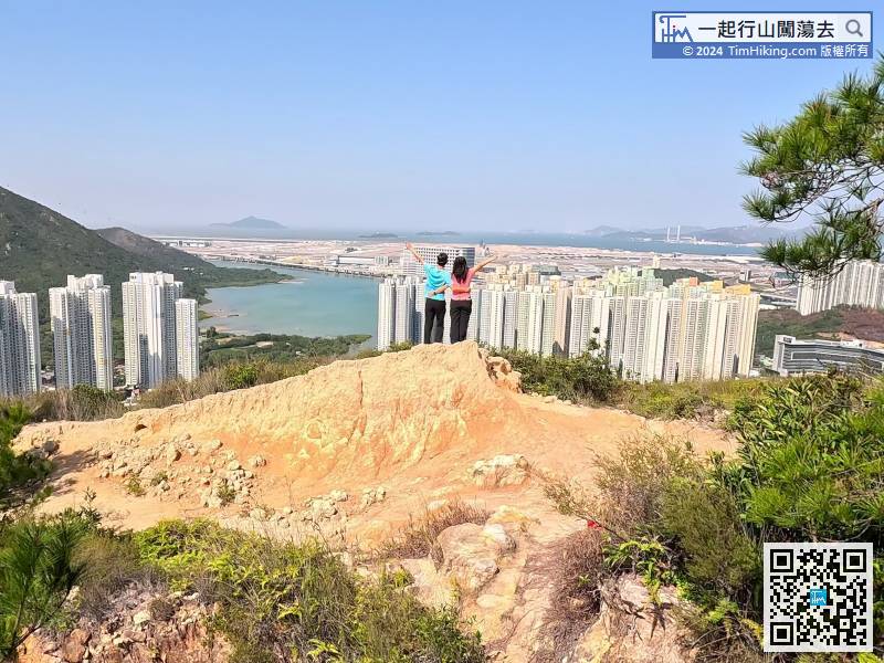 Come to a rugged place, like a Viewing Point, can overlook Tung Chung and the airport.